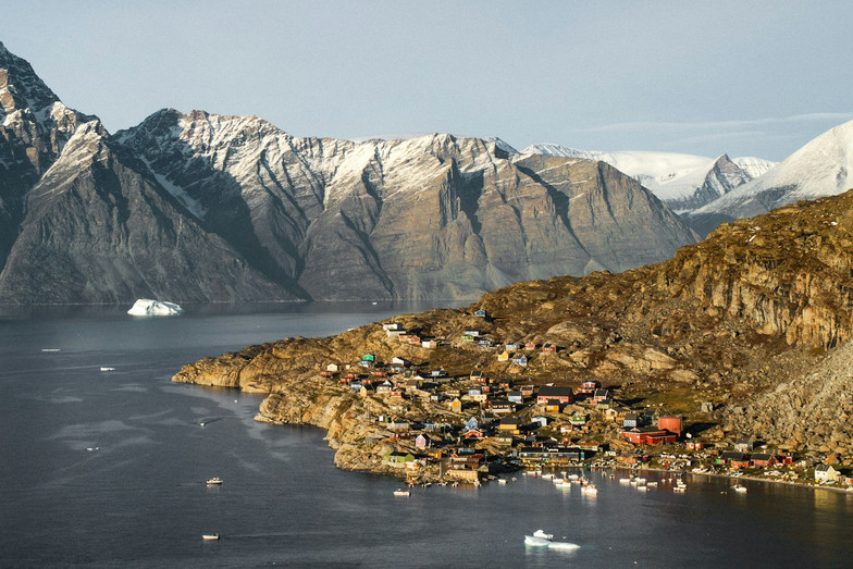 Grønland med bjerge og ikoniske huse