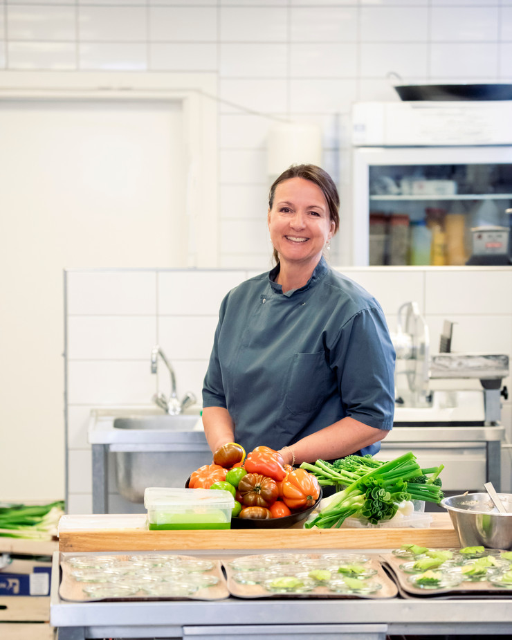 Køkkenchef Nina Rossi i køkkenet